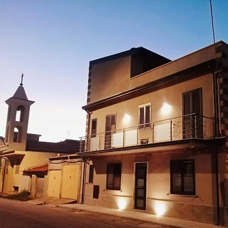 Domus Suites לינה וארוחת בוקר *