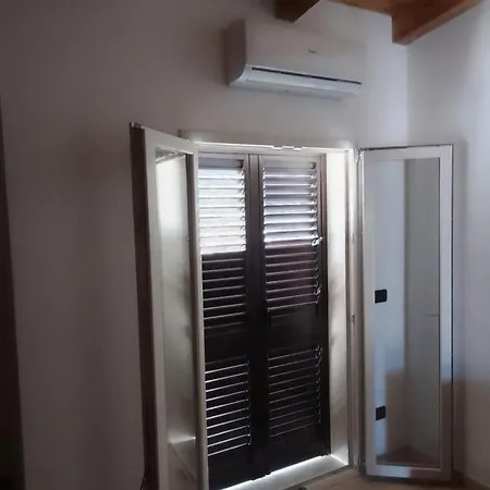 Domus Suites לינה וארוחת בוקר *